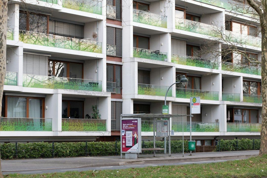 DACH-Immobilienmarkt 2024: Mittelabflüsse bremsen Transaktionen